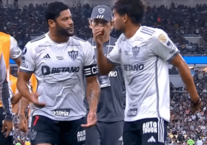 Scarpa e Hulk explicam discussão após derrota para o Fluminense: 'Conversamos no vestiário'