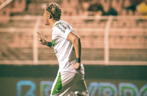 Destaque do Coritiba, Matheus Frizzo cumpre suspensão contra o Goiás