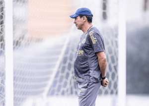 Carille não dá 'bola' para vaias e prepara Santos sem mudanças contra Operário