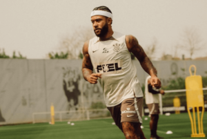 Memphis marca em treino aberto com mais de 20 mil torcedores e Corinthians anuncia parceria