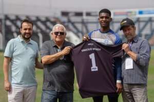 Copa Paulista: Goleiro do Monte Azul vítima de racismo recebe presente do Comercial