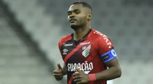 Nikão vai treinar em separado no Athletico; jogador não quis bater pênalti