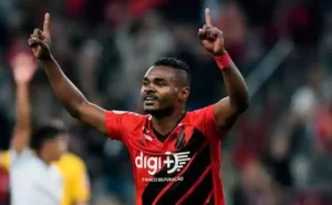 Nikão ‘queima’ treinador e revela ter sido afastado no Athletico-PR