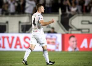 Série B: Zagueiro do Operário critica arbitragem após derrota para o Ceará
