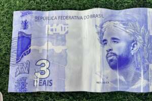 Torcida do Fortaleza leva cédula de R$ 3 para provocar Caio Alexandre