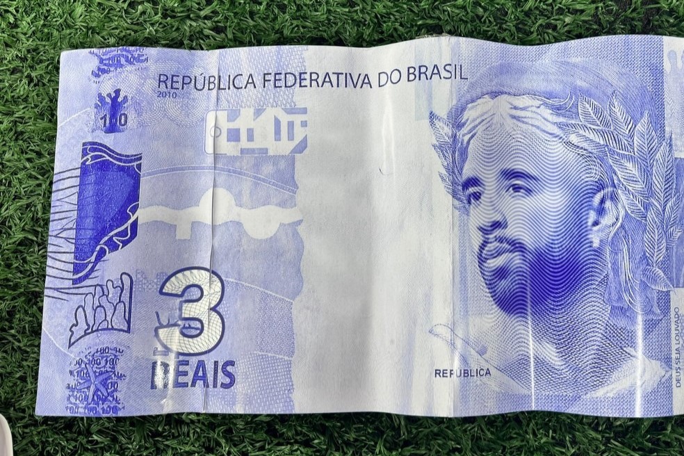 Torcida do Fortaleza leva cédula de R$ 3 para provocar Caio Alexandre (Foto: Joaquim Neto/Divulgação)