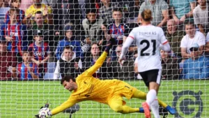 INGLÊS: Liverpool sofre, mas derrota o Crystal Palace por 1 a 0 e se garante no topo