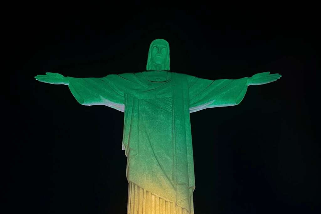 Cristo Redentor é iluminado em homenagem ao aniversário de Pelé (Foto: Divulgação)