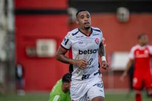 Vitória nega pagamento de multa por Alerrandro, mas estuda contratação em definitivo