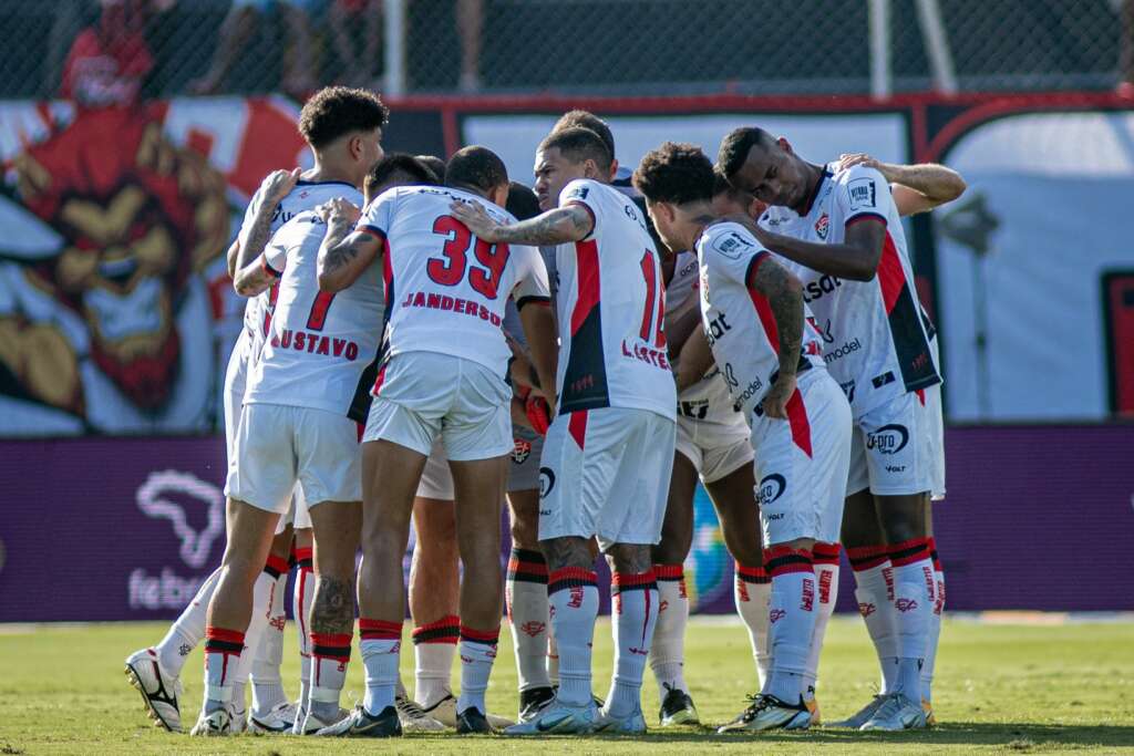 Vitória estuda pagar multa milionária para ter atacante contra o Red Bull Bragantino (Foto: Victor Ferreira)