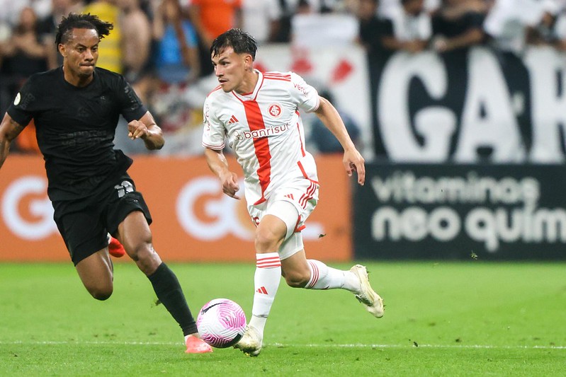 Corinthians 2 x 2 Inter - Timão sofre no fim e perde oportunidade de deixar o Z-4 (Foto: Ricardo Duarte / Internacional)