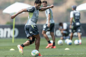 Atlético-MG deve ter retorno de Hulk e Paulinho contra Grêmio; Cadu tem lesão no joelho