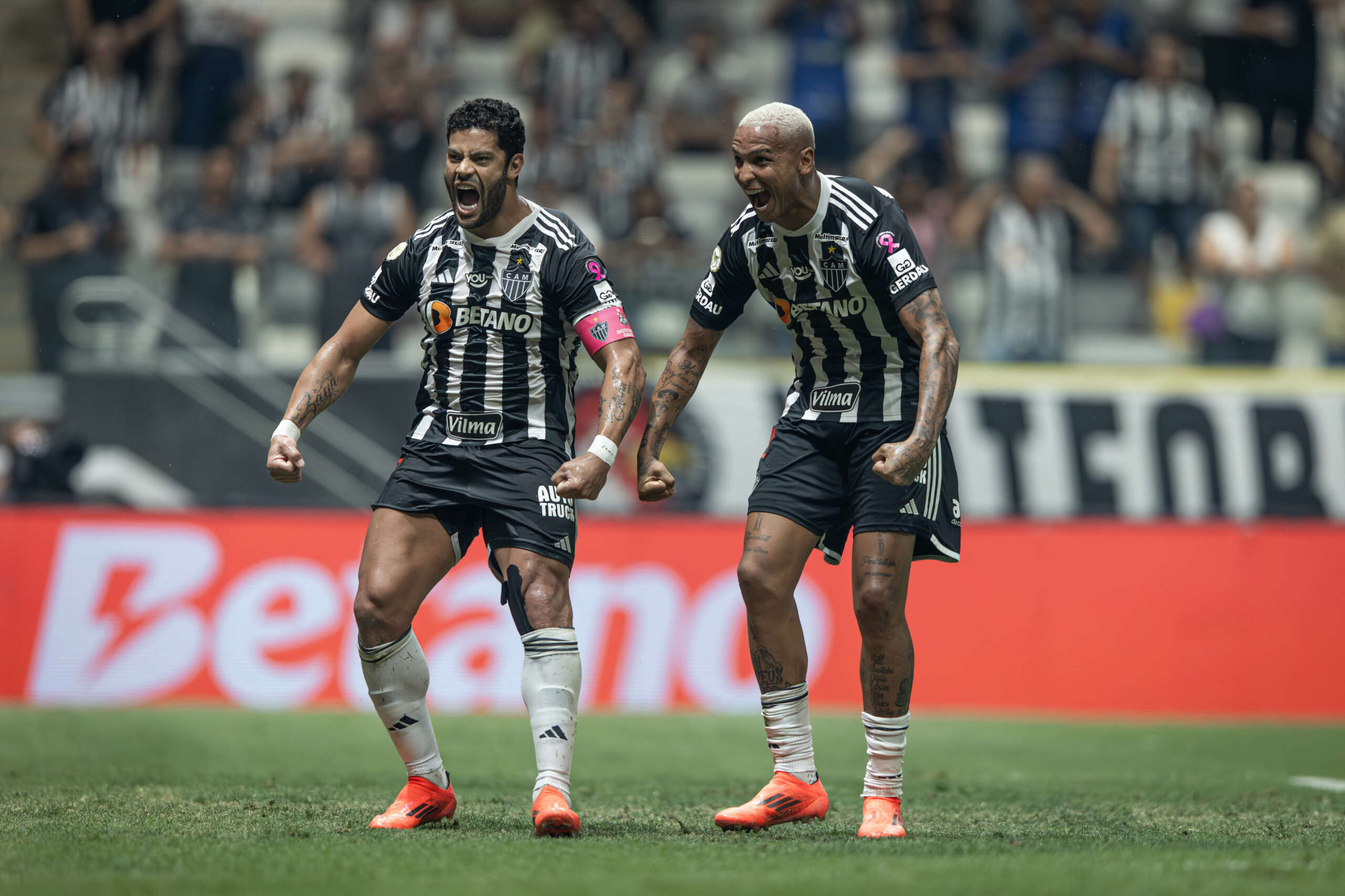 Hulk e Deyverson marcaram na vitória do Atlético-MG