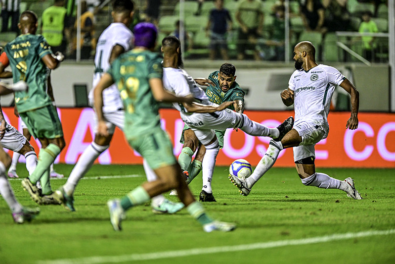 América-MG 2 x 2 Goiás - Emoção até o fim em duelo tradicional na Série B (Foto: Mourão Panda / América)