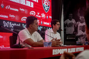 Presidente do Vitória critica Corinthians por contratar 