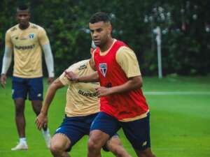 Alisson treina sem restrições e reforça São Paulo em confronto direto por G-4