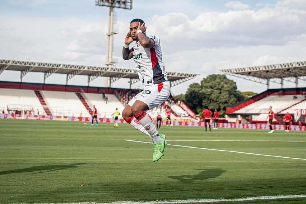 Destaque do Vitória, Alerrandro vive temporada mais artilheira da carreira ( Foto: Victor Ferreira / EC Vitória)