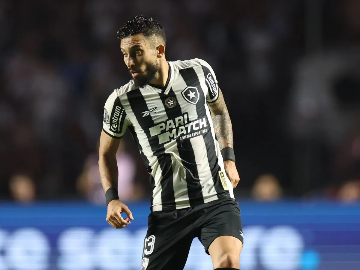 Alex Telles em campo pelo Botafogo