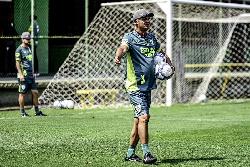 América-MG faz duelo direto contra o Coritiba na Série B