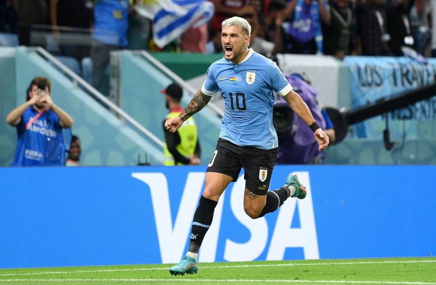 Arrascaeta marcando gol durante a Copa do Mundo