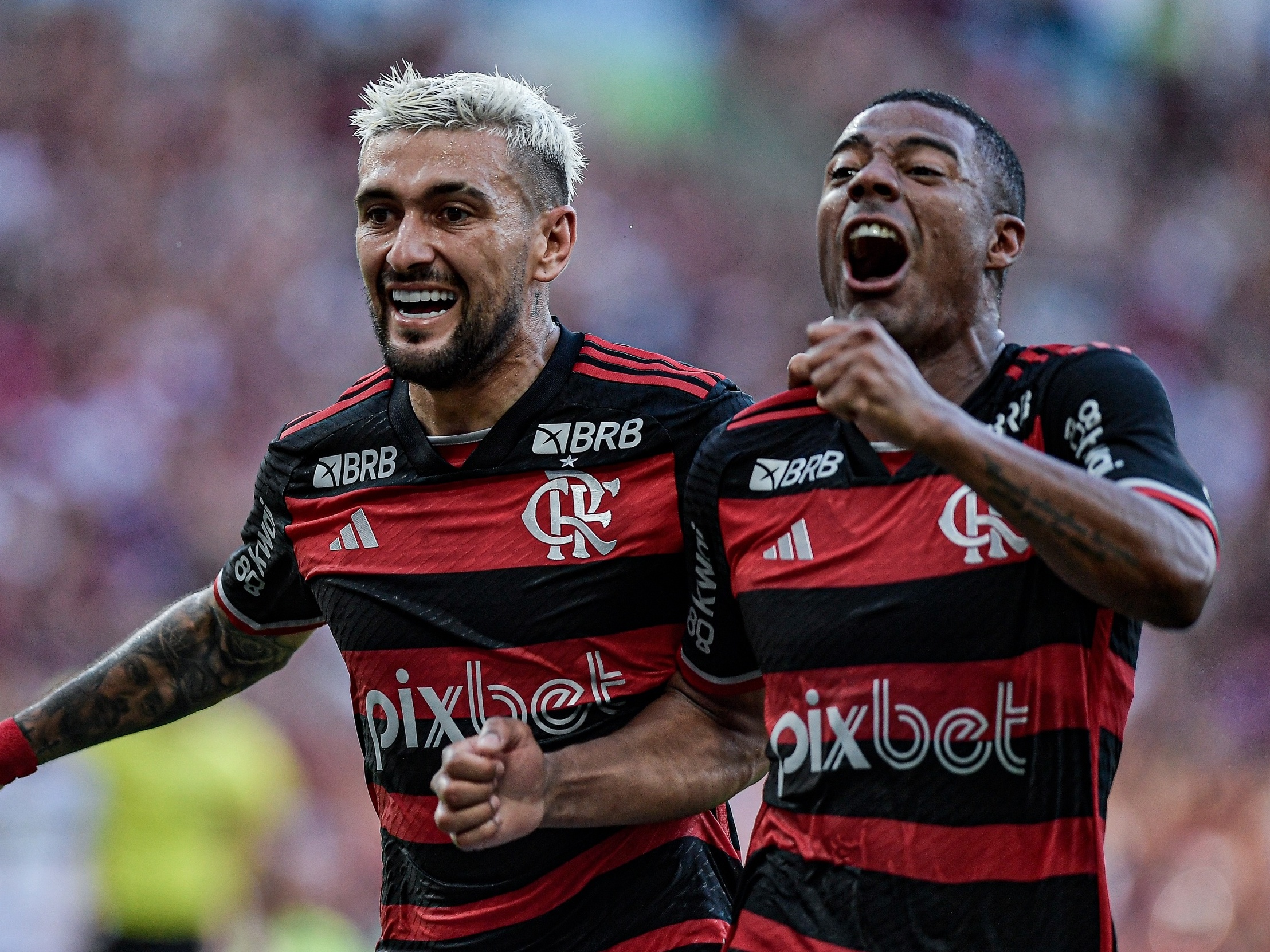 Arrascaeta e De La Cruz em ação pelo Flamengo