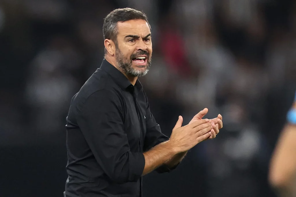 Técnico do Botafogo recebe prêmio em Portugal pelo bom trabalho à frente do clube