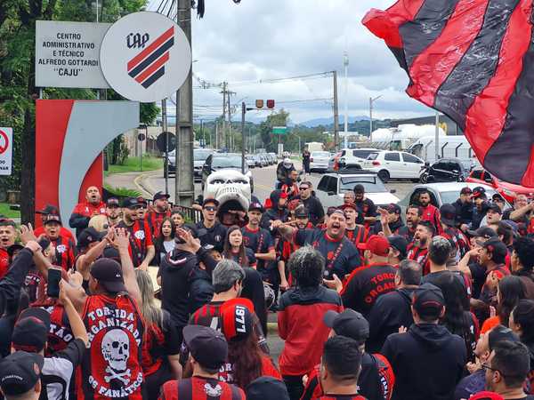 Torcedores do Athletico-PR protestam contra má fase do time em frente ao CT do Caju