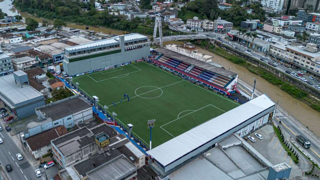 Série B: Brusque realiza testes curiosos para ajustar estrutura do estádio após tremores em transmissão