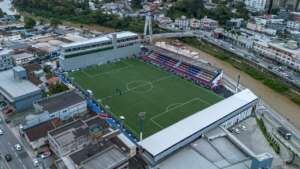Série B: Brusque realiza testes curiosos para ajustar estrutura do estádio após tremores em transmissão
