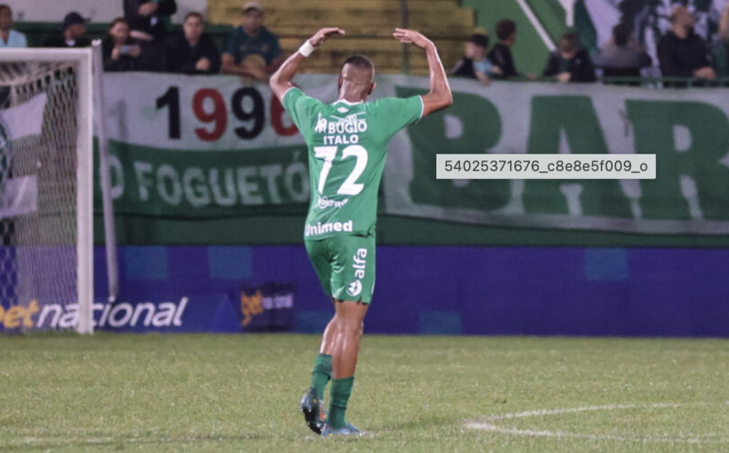 Com 21 anos, Ítalo vira herói da Chape e projeta ‘jogo difícil’ contra Operário na Série B