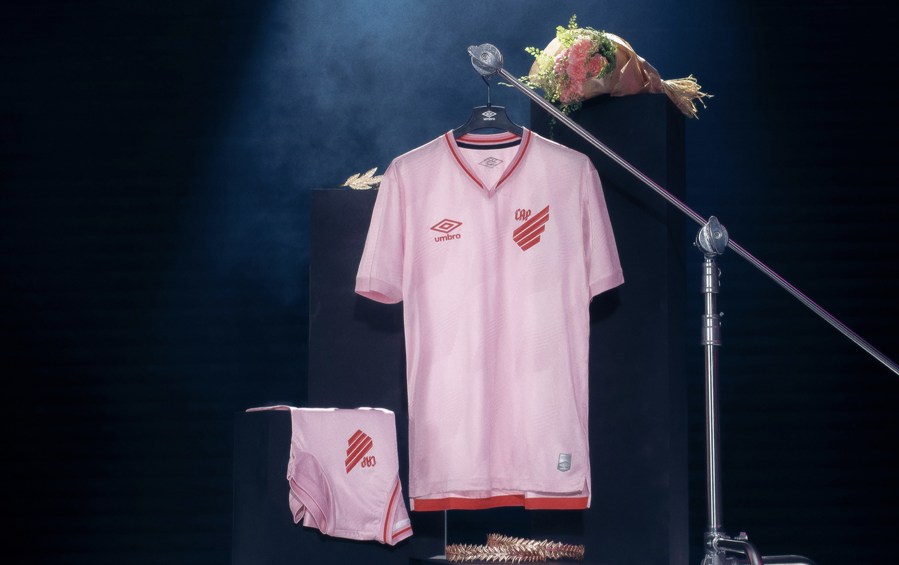 Athletico, Flu, Santos e mais três lançam camisa especial para o Outubro Rosa