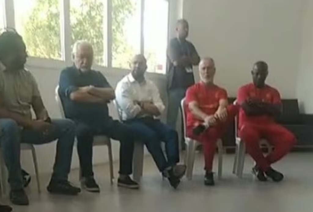 Torcida tem reunião com Mano e diretores e cobra reação do Fluminense