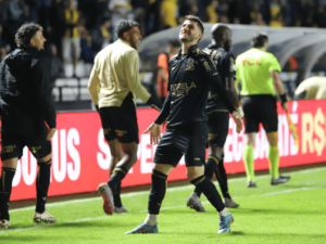 Criciúma 2 x 0 Atlético-GO - Tigre respira e abre 7 pontos do Corinthians