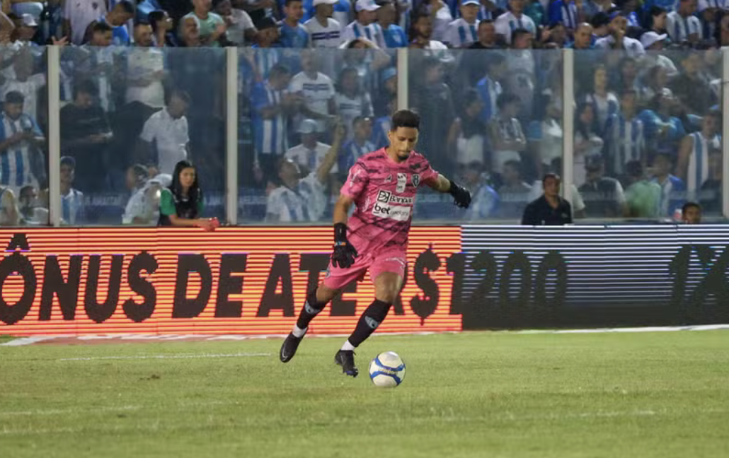 Goleiro do Paysandu desabafa após vitória sobre a Chapecoense: ‘Hoje suamos sangue’