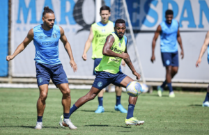 Grêmio faz treino em campo reduzido antes de enfrentar Fluminense