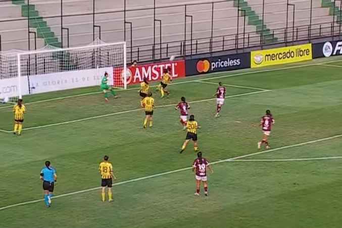 Ferroviária fica no empate com Peñarol em jogo quente (Foto: Reprodução)