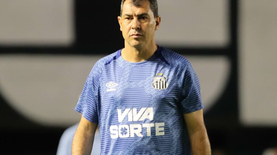 Carille reclama de postura do Santos em vitória suada na Série B