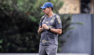 Série B: Carille tem dúvida no Santos para substituto de João Schmidt em 'decisão'