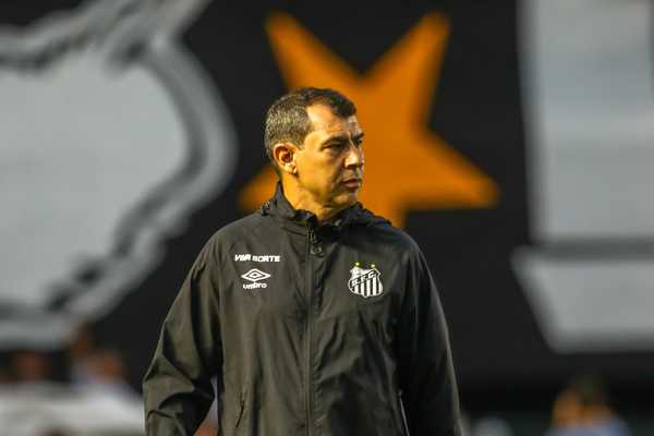 Perto de completar 70 jogos pelo Santos, Carille trabalha bola parada para o jogo com Mirassol