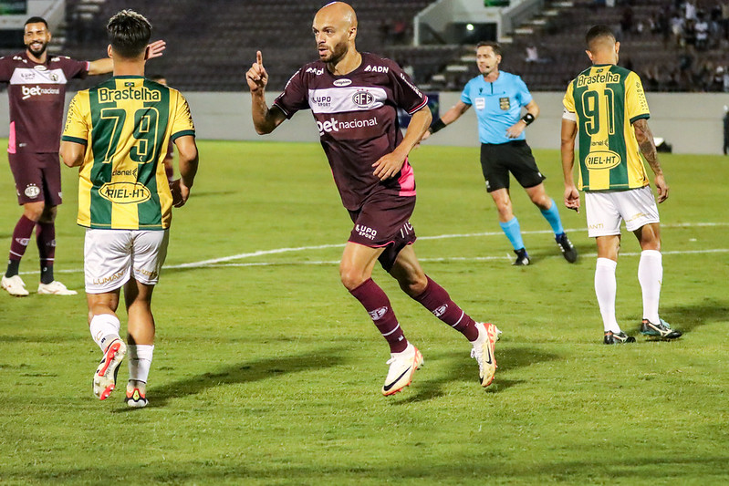 Carlao tem futuro indefinido apos defender a Ferroviaria