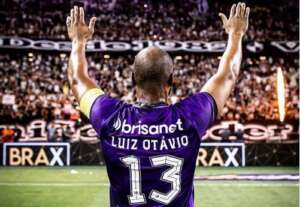 Zagueiro volta a atuar após 10 meses e é ovacionado em vitória do Ceará na Série B