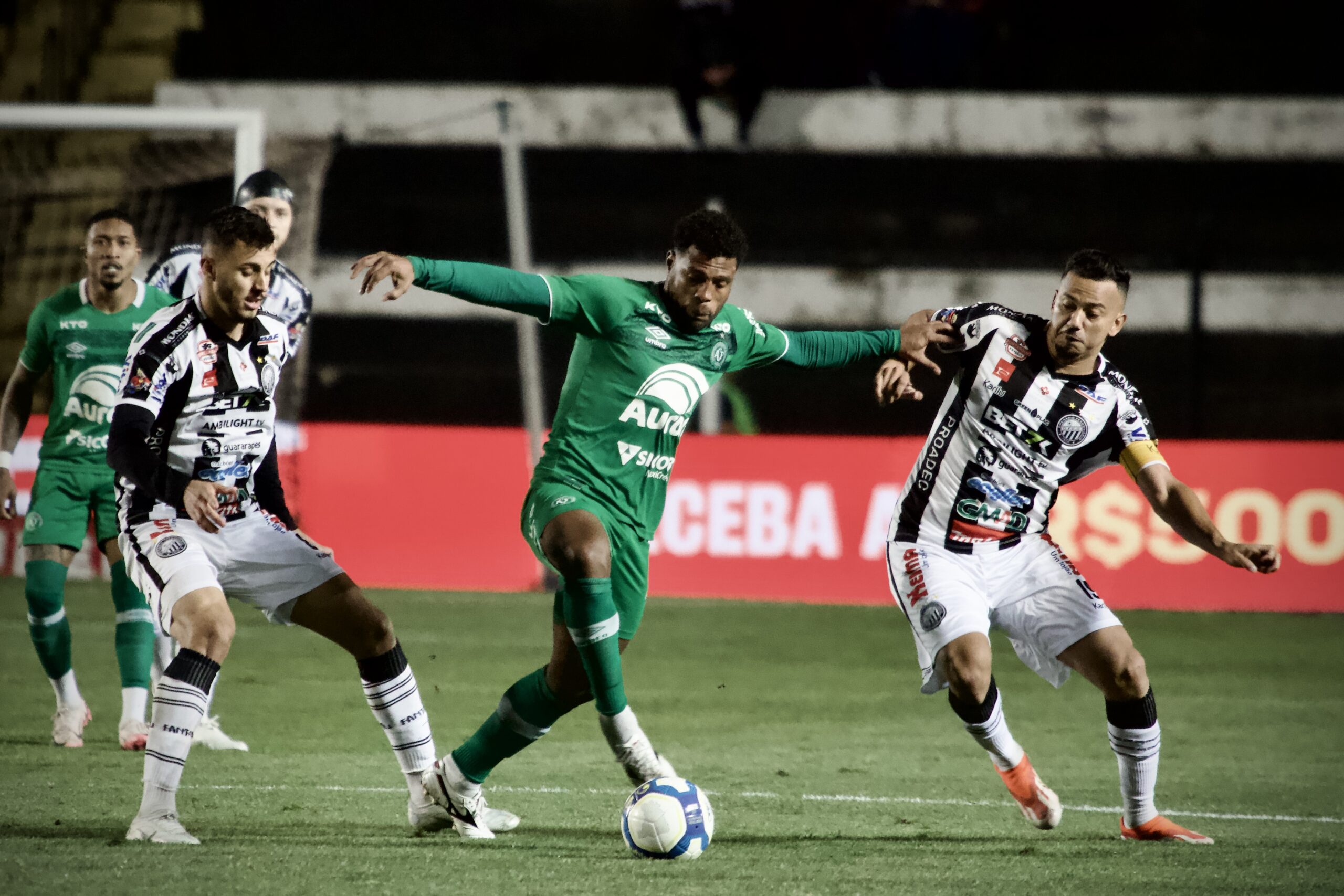 Chapecoense perde a chance de abrir distância de vez do Z-4 da Série B, mas técnico tranquiliza torcida