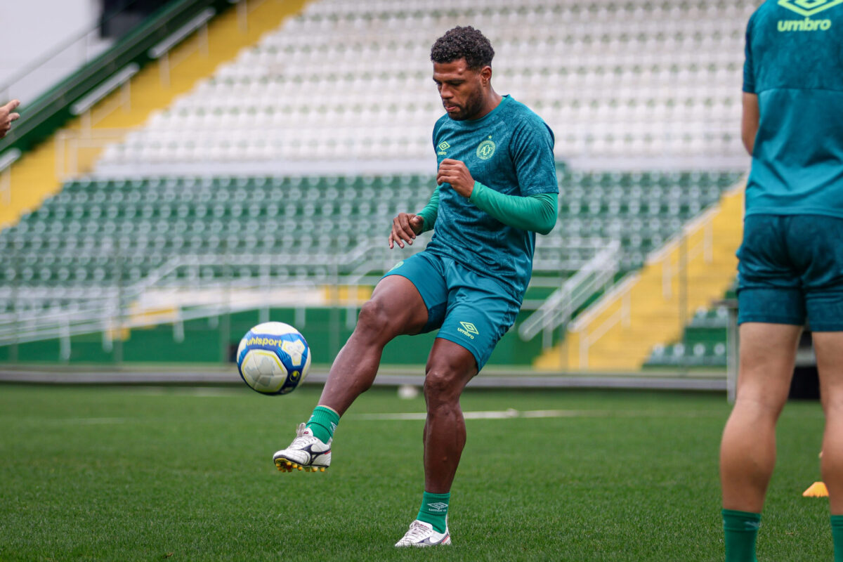 Chapecoense embarca em busca da reabilitação na Série B e volante projeta: ‘Mais uma final’