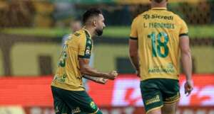 Luiz Gustavo reprova o São Paulo: 'Temos de ter ambição. Foi uma vergonha'