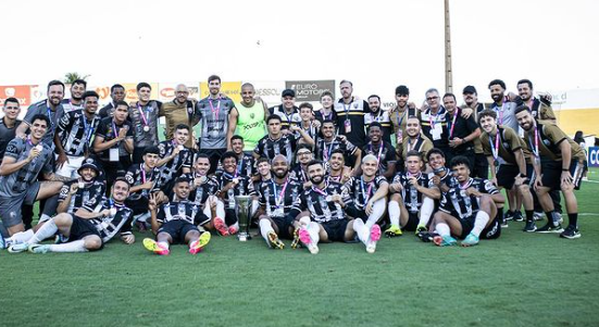 Elenco do Votuporanguense celebra vice da Copa Paulista