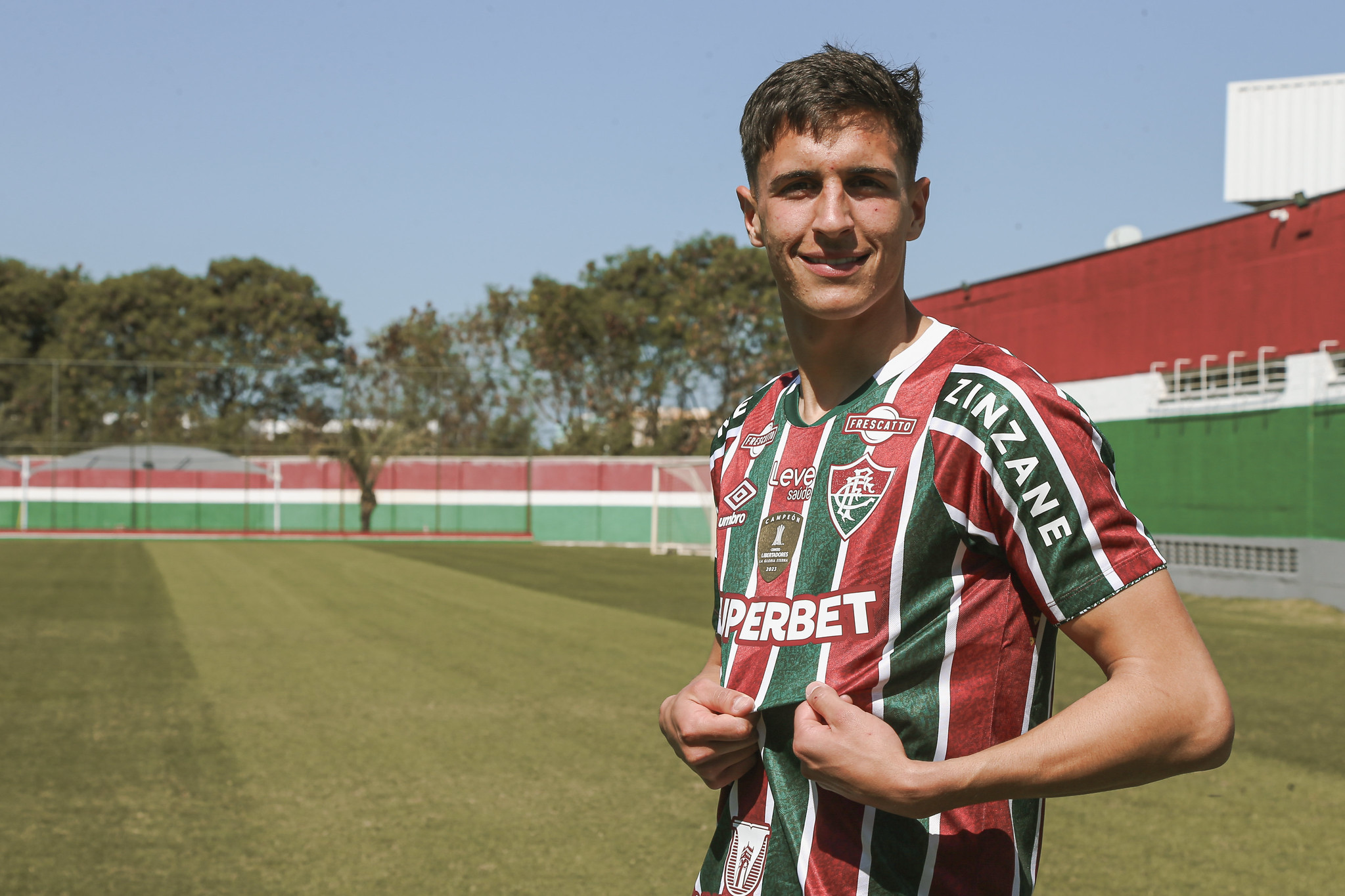 Bernal posa com a camisa Tricolor