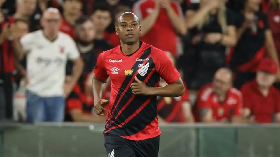 Fernandinho tem futuro incerto no Athletico-PR e aguarda fim de temporada (Foto: José Tramontin/Athletico)