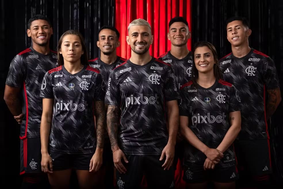 Atletas do Flamengo posam com o novo uniforme do clube