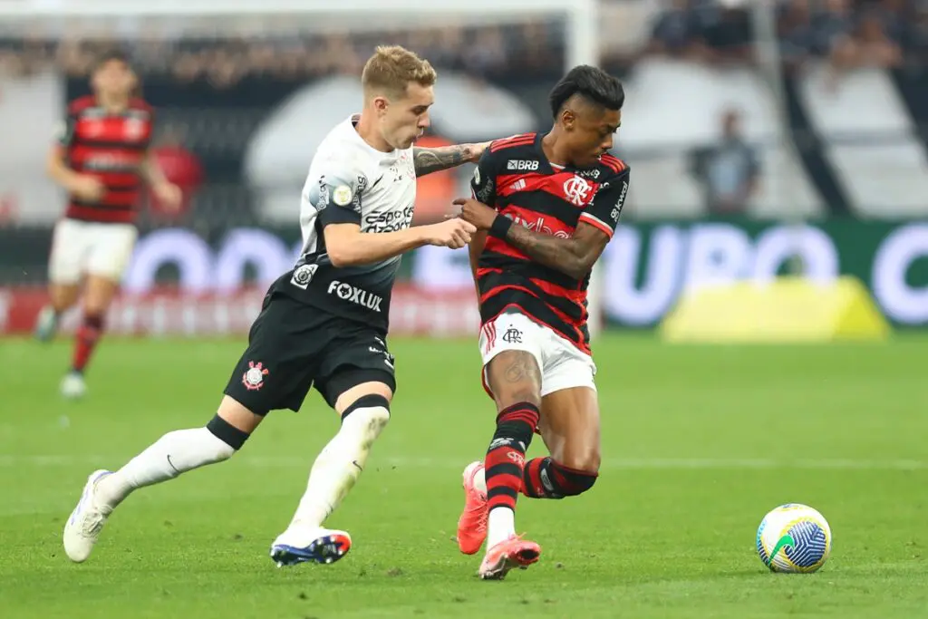 Disputa de bola no jogo entre Flamengo e Corinthians