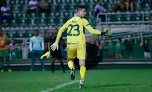 Tadeu alcança 150 jogos sem sofrer gols na carreira